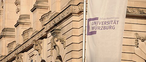 Fassade der Neuen Universität am Sanderring. Foto: Robert Emmerich, August 2012