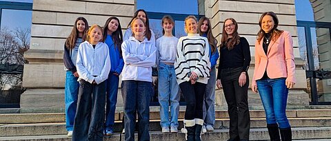 Die Schülerinnen des Girls‘ Day Akademie zu Gast an der Wirtschaftswissenschaftlichen Fakultät mit Prof. von Schenk 