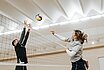 Zwei Personen beim Volleyball spielen