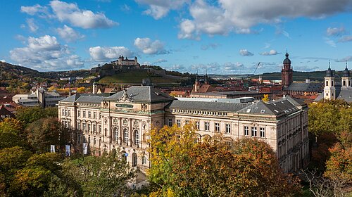 Blick von der Uni am Sanderring über die Innenstadt Würzburgs auf Festung Marienberg und Neubaukirche.