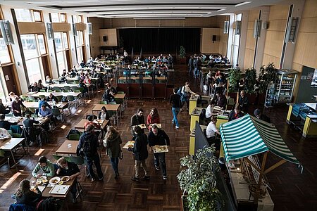 Studenten in der Mensa am Studentenhaus