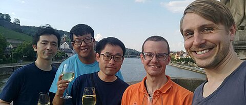 Han Yang, Paul Ko, Yuta Suzuki, Mario Larch, Joschka Wanner (v.l.n.r.) auf der Alten Mainbrücke 