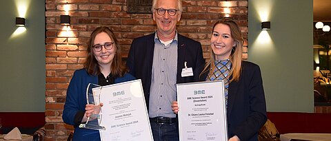 Professor Bogaschewsky (m.) mit Jasmin Matejat (l.) und Dr. Chiara Freichel (r.) beim Wissenschaftlichen Symposium des BME in Mannheim